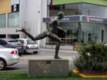 Statue of a runner at km. 21.