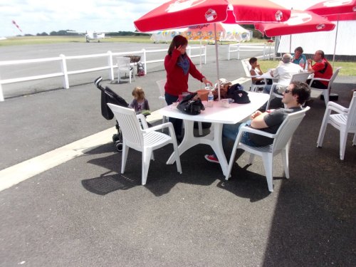 The fellows from the "Aeroclub du Sarladais" got out those table, parasols and chairs for us to have lunch with them.