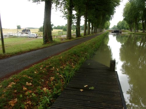 Canal du Midi to the right, water slope to the left.